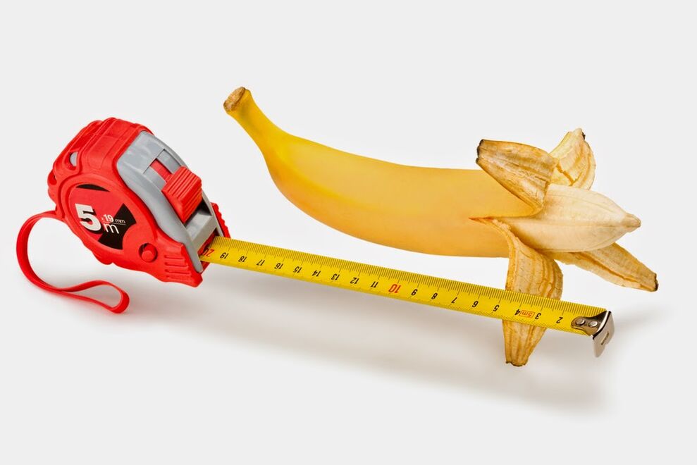 Mesurer un pénis avant l'agrandissement en utilisant une banane comme exemple